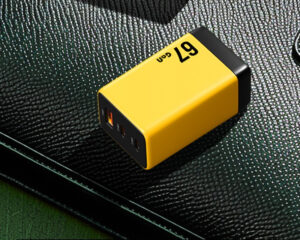 WEKOME Superbrzi Strujni GaN Punjac, 3-porta USB (3.0 i 2 x 3.1 tipC) 67W, žuti WP-U157